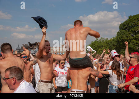 Nottingham, Royaume-Uni. 7 juillet 2018. Les amateurs de football regarder l'Angleterre v la Coupe du Monde de la FIFA 2018 la Suède à un jeu de dépistage en plein air dans le parc du château de Nottingham, Credit : Crédit : Gareth Gareth Tibbles Tibbles/Alamy Live News Crédit : Gareth Tibbles/Alamy Live News Banque D'Images