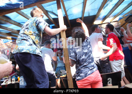 Manchester, UK. 7 juillet 2018. Partisan de football Angleterre célèbre marquer un but en quart de finale de la Coupe du Monde contre la Suède à Fred alehouse, Levenshulme Crédit : Gerard Noonan/Alamy Live News Banque D'Images