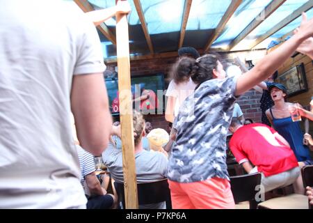 Manchester, UK. 7 juillet 2018. Partisan de football Angleterre célèbre marquer un but en quart de finale de la Coupe du Monde contre la Suède à Fred alehouse, Levenshulme Crédit : Gerard Noonan/Alamy Live News Banque D'Images