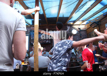 Manchester, UK. 7 juillet 2018. Partisan de football Angleterre célèbre marquer un but en quart de finale de la Coupe du Monde contre la Suède à Fred alehouse, Levenshulme Crédit : Gerard Noonan/Alamy Live News Banque D'Images