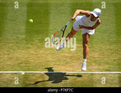 Londres, Royaume-Uni. 7 juillet 2018. De la Roumanie : Simona sert pendant la troisième série de match contre Hsieh Su-Wei du Taipei chinois au tournoi de Wimbledon 2018 à Londres, en Grande-Bretagne, le 7 juillet 2018. Simona perdu : 1-2. (Xinhua/Guo Qiuda) Credit : Xinhua/Alamy Live News Banque D'Images