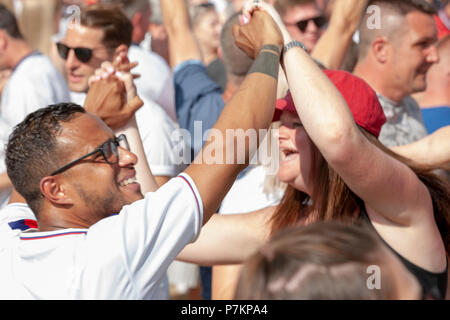 Nottingham, Royaume-Uni. 7 juillet 2018. Les amateurs de football regarder l'Angleterre v la Coupe du Monde de la FIFA 2018 la Suède à un jeu de dépistage en plein air dans le parc du château de Nottingham, Credit : Crédit : Gareth Gareth Tibbles Tibbles/Alamy Live News Banque D'Images
