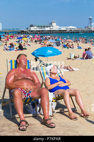 Bournemouth, Dorset, Royaume-Uni. 7 juillet 2018. Météo au Royaume-Uni : un autre jour chaud ensoleillé alors que la vague de chaleur se poursuit et des milliers de amateurs de soleil se rendre au bord de la mer pour profiter des plages de sable de Bournemouth sur la côte sud même avec le grand match! Les plages sont nombreuses alors que les foules affluent vers la plage et que la température augmente. Crédit: Carolyn Jenkins/Alay Live News Banque D'Images