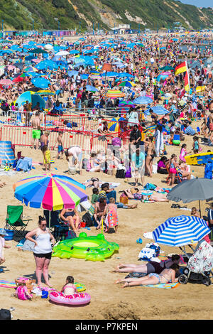 Bournemouth, Dorset, Royaume-Uni. 7 juillet 2018. Météo au Royaume-Uni : un autre jour chaud ensoleillé alors que la vague de chaleur se poursuit et des milliers de amateurs de soleil se rendre au bord de la mer pour profiter des plages de sable de Bournemouth sur la côte sud même avec le grand match! Les plages sont nombreuses alors que les foules affluent vers la plage et que la température augmente. Crédit: Carolyn Jenkins/Alay Live News Banque D'Images