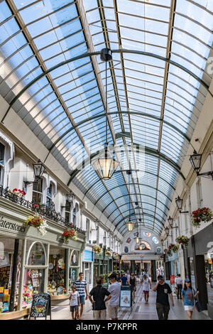 Bournemouth, Royaume-Uni. 7 juillet 2018. Shopping à Bournemouth pendant la vague de chaleur du mois de juillet. Crédit : Thomas Faull / Alamy Live News Banque D'Images