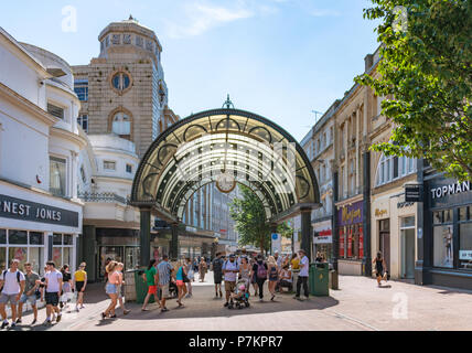 Bournemouth, Royaume-Uni. 7 juillet 2018. Shopping à Bournemouth pendant la vague de chaleur du mois de juillet. Crédit : Thomas Faull / Alamy Live News Banque D'Images