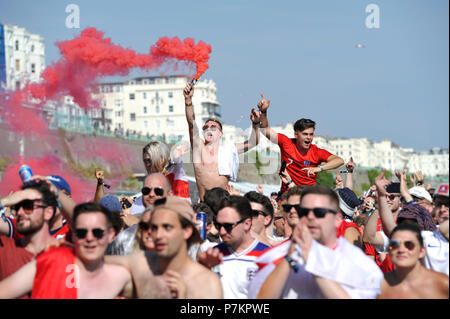 Brighton UK 7 Juillet 2018 - L'Angleterre bat la Suède 2-0 fans célébrer comme ils regardent un écran géant sur la plage de Brighton en quart de finale de la Coupe du monde match de football entre l'Angleterre et la Suède d'aujourd'hui Crédit : Simon Dack/Alamy Live News Crédit : Simon Dack/Alamy Live News Banque D'Images