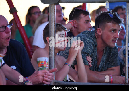 Wadebridge, Cornwall, UK. 7 juillet 2018. Les organisateurs de la Oyster Festival de Rock annuel ont eu la prévoyance d'un écran de configuration pour l'Angleterre match de football. On voit ici les derniers moments d'attente des fans, puis le sifflet à temps plein. Crédit : Simon Maycock/Alamy Live News Banque D'Images