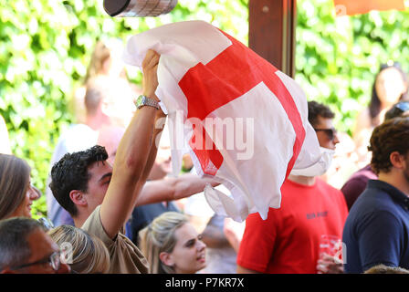 Northampton, Royaume-Uni. 7 juillet 2018. Angleterre fans regarder la Coupe du monde quart de finale entre l'Angleterre et la Suède à la Couronne et coussin pub sur 7 Juillet 2018 à Northampton, en Angleterre. (Photo de Leila Coker/phcimages.com) : PHC Crédit Images/Alamy Live News Banque D'Images