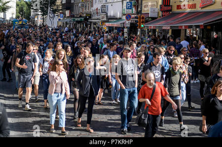 Hambourg, Allemagne. 07Th Juillet, 2018. Les manifestants envahissent les rues d'un an après le sommet du G20. La démonstration s'exécute sous le slogan "Solidarité sans frontières au lieu de G20'. Photo : Markus Scholz, Axel Heimken/dpa/Alamy Live News Banque D'Images