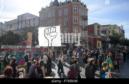 Hambourg, Allemagne. 07Th Juillet, 2018. Les manifestants envahissent les rues d'un an après le sommet du G20. La démonstration s'exécute sous le slogan "Solidarité sans frontières au lieu de G20'. Axel Heimken Crédit :/dpa/Alamy Live News Banque D'Images