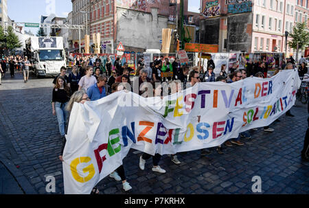 Hambourg, Allemagne. 07Th Juillet, 2018. Les manifestants envahissent les rues d'un an après le sommet du G20. La démonstration s'exécute sous le slogan "Solidarité sans frontières au lieu de G20'. Axel Heimken Crédit :/dpa/Alamy Live News Banque D'Images