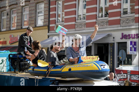 Hambourg, Allemagne. 07Th Juillet, 2018. Les manifestants envahissent les rues d'un an après le sommet du G20, assis à l'intérieur de bateaux en caoutchouc. La démonstration s'exécute sous le slogan "Solidarité sans frontières au lieu de G20'. Axel Heimken Crédit :/dpa/Alamy Live News Banque D'Images