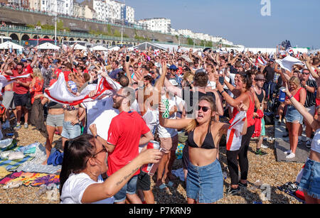 Brighton UK 7 Juillet 2018 - L'Angleterre bat la Suède 2-0 fans célébrer comme ils regardent un écran géant sur la plage de Brighton montrant le quart de finale de la Coupe du monde match de football entre l'Angleterre et la Suède d'aujourd'hui Crédit : Simon Dack/Alamy Live News Banque D'Images