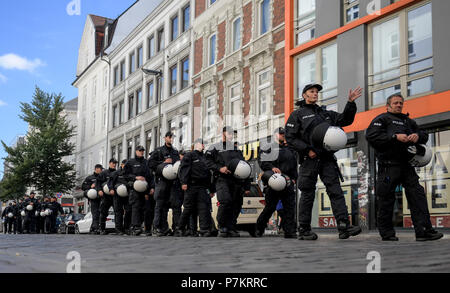 Hambourg, Allemagne. 07Th Juillet, 2018. Patrouille de police les rues autour d'une manifestation anti-G20, un an après le sommet a eu lieu. La démonstration s'exécute sous le slogan "Solidarité sans frontières au lieu de G20'. Axel Heimken Crédit :/dpa/Alamy Live News Banque D'Images