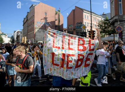 Hambourg, Allemagne. 07Th Juillet, 2018. Les manifestants envahissent les rues d'un an après le sommet du G20, portant une banderole "Liebe Liebe" (lit. 'Love love') en face de la "Flore rouge. La démonstration s'exécute sous le slogan "Solidarité sans frontières au lieu de G20'. Axel Heimken Crédit :/dpa/Alamy Live News Banque D'Images