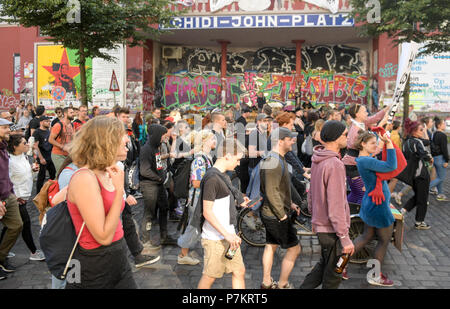 Hambourg, Allemagne. 07Th Juillet, 2018. Les manifestants envahissent les rues d'un an après le sommet du G20, en passant devant la "Flore rouge'. La démonstration s'exécute sous le slogan "Solidarité sans frontières au lieu de G20'. Photo : Markus Scholz, Axel Heimken/dpa/Alamy Live News Banque D'Images