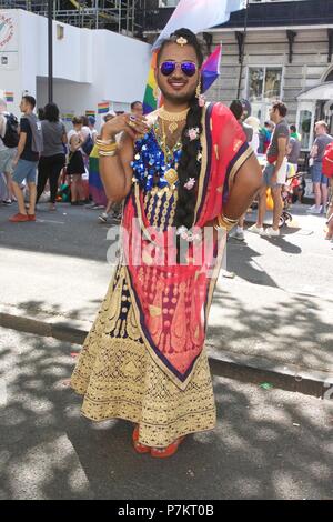 Londres, Royaume-Uni. 7 juillet 2018. Célébrations de la fierté à Londres Londres, Royaume-Uni. 7 juillet 2018. Un Indien drag queen dans un sari à Pride Parade à Londres en 2018, rejoignant plus de 1 millions d'assister à la marche aujourd'hui pour célébrer les LGBT + Crédit : Dimple Patel/Alamy Live News Banque D'Images