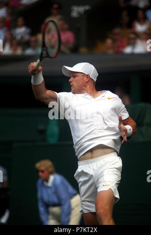 Londres, Royaume-Uni. 7 juillet 2018. Wimbledon Tennis : reat Britain's Kyle Edmund en action lors de son troisième match contre Novak Djokovic sur le Court Central de Wimbledon aujourd'hui. Crédit : Adam Stoltman/Alamy Live News Banque D'Images