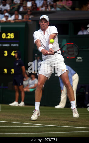 Londres, Royaume-Uni. 7 juillet 2018. Wimbledon Tennis : Great Britain's Kyle Edmund en action lors de son troisième match contre Novak Djokovic sur le Court Central de Wimbledon aujourd'hui. Crédit : Adam Stoltman/Alamy Live News Banque D'Images