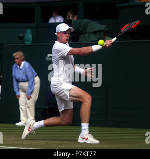 Londres, Royaume-Uni. 7 juillet 2018. Wimbledon Tennis : Great Britain's Kyle Edmund en action lors de son troisième match contre Novak Djokovic sur le Court Central de Wimbledon aujourd'hui. Crédit : Adam Stoltman/Alamy Live News Banque D'Images