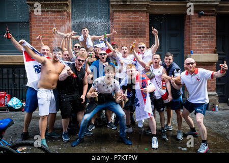 Manchester, UK. 7 juillet 2018. Fans de célébrer l'Angleterre gagne sur la Suède en Coupe du monde. Credit : Andy Barton/Alamy Live News Banque D'Images