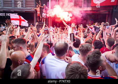 Manchester, UK. 7 juillet 2018. Fans de célébrer l'Angleterre gagne sur la Suède en Coupe du monde. Credit : Andy Barton/Alamy Live News Banque D'Images