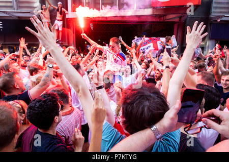 Manchester, UK. 7 juillet 2018. Fans de célébrer l'Angleterre gagne sur la Suède en Coupe du monde. Credit : Andy Barton/Alamy Live News Banque D'Images