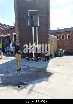 Journée portes ouvertes de la caserne de pompiers de Bicester, Bicester, Oxfordshire, UK - 07.07.2018 - Guide de la communauté impliquée avec les affichages de pompiers. Fun pour la famille sur une belle journée d'été. Credit : Michelle Ponts/Alamy Live News Banque D'Images