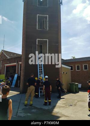 Journée portes ouvertes de la caserne de pompiers de Bicester, Bicester, Oxfordshire, UK - 07.07.2018 - Guide de la communauté impliquée avec les affichages de pompiers. Fun pour la famille sur une belle journée d'été. Credit : Michelle Ponts/Alamy Live News Banque D'Images