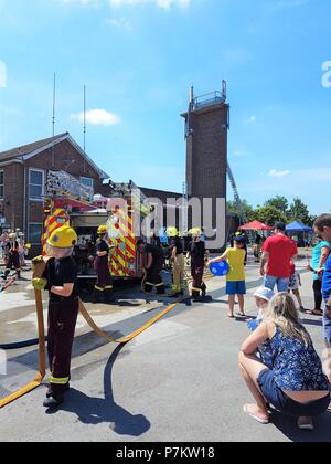 Journée portes ouvertes de la caserne de pompiers de Bicester, Bicester, Oxfordshire, UK - 07.07.2018 - Guide de la communauté impliquée avec les affichages de pompiers. Fun pour la famille sur une belle journée d'été. Credit : Michelle Ponts/Alamy Live News Banque D'Images