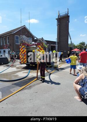 Journée portes ouvertes de la caserne de pompiers de Bicester, Bicester, Oxfordshire, UK - 07.07.2018 - Guide de la communauté impliquée avec les affichages de pompiers. Fun pour la famille sur une belle journée d'été. Credit : Michelle Ponts/Alamy Live News Banque D'Images