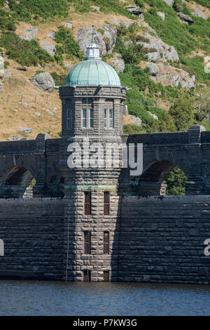 Barrage Craig Goch, pays de Galles, Royaume-Uni. 7th juillet 2018. Des niveaux d'eau extrêmement bas révélant le rivage en raison du temps chaud actuel au Royaume-Uni, normalement l'eau couperait les arches générant de l'électricité. Le barrage normalement plein a 2000 millions de gallons utilisés pour fournir de l'eau à Birmingham avec d'autres barrages dans la vallée d'Elan. Banque D'Images