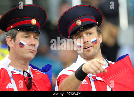 Sochi, Russie. 7 juillet 2018. Coupe du Monde de la FIFA, quart-de-finale entre la Russie et la Croatie au stade Fisht. La Russie deux ventilateur dans les stands. Photo : Christian Charisius/dpa dpa : Crédit photo alliance/Alamy Live News Banque D'Images