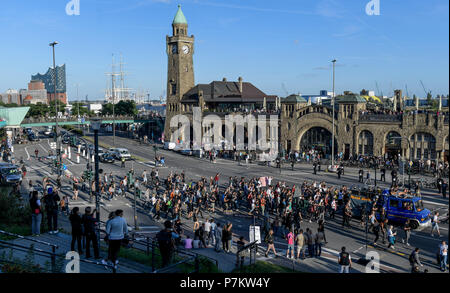 Hambourg, Allemagne. 07Th Juillet, 2018. Les manifestants envahissent les rues d'un an après le sommet du G20. La démonstration s'exécute sous le slogan "Solidarité sans frontières au lieu de G20'. Axel Heimken Crédit :/dpa/Alamy Live News Banque D'Images