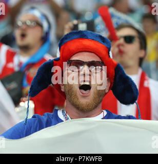 Sochi, Russie. 7 juillet, 2018. Un ventilateur cheers avant la Coupe du Monde FIFA 2018 Quart de finale entre la Russie et la Croatie à Sotchi, Russie, le 7 juillet 2018. Credit : Cao Peut/Xinhua/Alamy Live News Banque D'Images