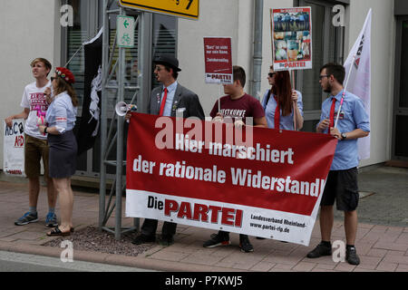 Kandel, Allemagne. 7 juillet 2018. Contre-manifestants de la partie 'Die Partei' portent une bannière qui se lit 'ici les marches de résistance rationnelle', un jeu de mot sur 'la Résistance Nationale', le nom d'un groupe d'organisations d'extrême droite en Allemagne. Autour de 200 personnes d'organisations d'extrême droite ont protesté pour la 10. heure de la ville de Kandel en Palatinat, contre les réfugiés, les étrangers et le gouvernement allemand. Crédit : Michael Debets/Alamy Live News Banque D'Images