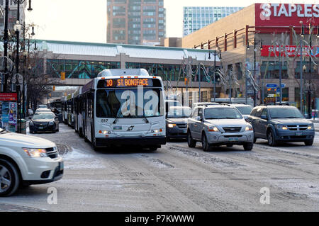 WINNIPEG, CANADA - 2014-11-17 : La circulation sur l'avenue Portage, une voie majeure dans la ville canadienne de Winnipeg, la capitale de la province du Manitoba Banque D'Images