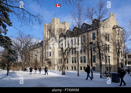 WINNIPEG, CANADA - 2014-11-19 : Les étudiants vers la formation de couches, Université du Manitoba, Winnipeg, Manitoba, Canada Banque D'Images