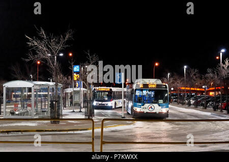 WINNIPEG, CANADA - 2014-11-20 : arrêt de bus de nuit à Winnipeg, Manitoba, Canada Banque D'Images