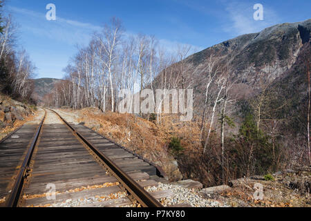 Vue panoramique de la Maine Central Railroad à Crawford Notch State Park des Montagnes Blanches du New Hampshire, USA. Banque D'Images