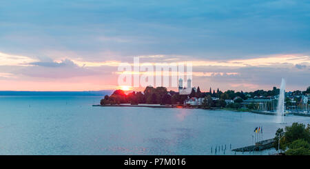 L'Allemagne, le Bade-Wurtemberg, le lac de Constance, Friedrichshafen, paysage urbain, bord de l'eau, église de château Banque D'Images