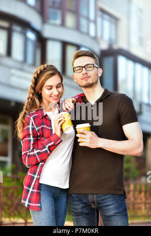 Portrait of happy couple marche dans la rue avec du café Banque D'Images