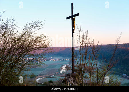 Sommet cross sur Böhming Michelsberg, village et, à l'Altmühl Kipfenberg, Altmühltal, Haute-Bavière, Bavière, Allemagne Banque D'Images