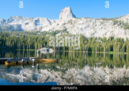 Gorgeous George Lake dans le bassin de Mammoth Lakes, California dispose de bonnes conditions de pêche pour la truite et des paysages inoubliables. Banque D'Images