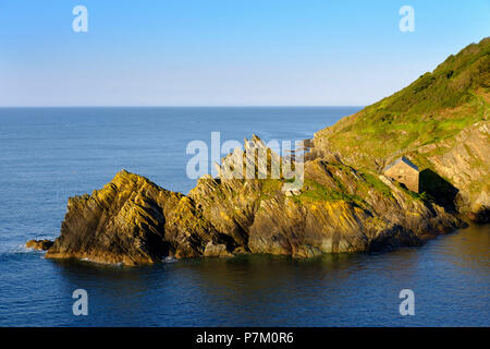 Chapelle Rock et Net Loft, des falaises sur la côte à Polperro, Cornwall, England, UK Banque D'Images