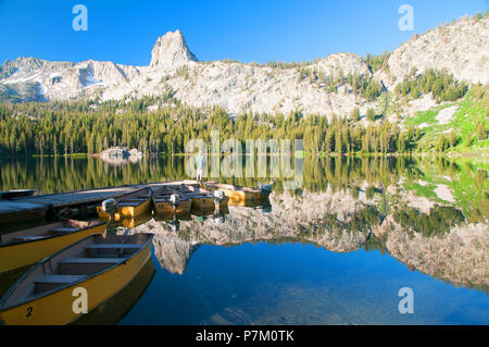 Gorgeous George Lake dans le bassin de Mammoth Lakes, California dispose de bonnes conditions de pêche pour la truite et des paysages inoubliables. Banque D'Images