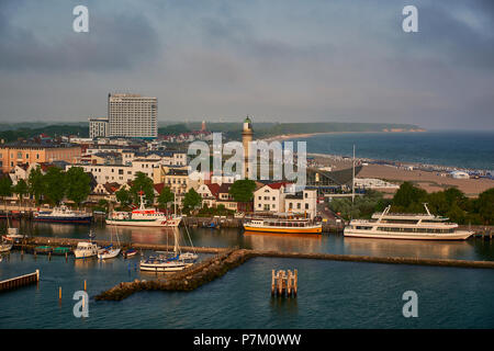 Paysage urbain maritime Warnemuende le matin Banque D'Images