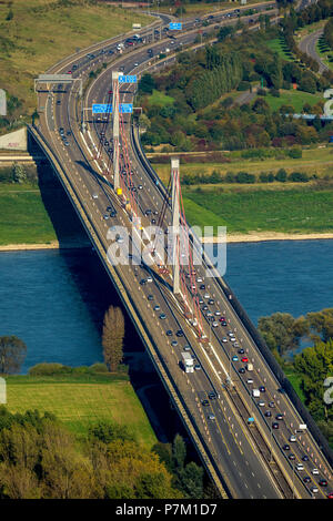 Pont du Rhin, l'autoroute A1 pont sur le Rhin pour le transport de marchandises de plus de 3,4 tonnes, fermé en raison de fissures dans la construction métallique, pylônes, Leverkusen pont du Rhin, Leverkusen, Rhénanie du Nord-Westphalie, Allemagne, Banque D'Images