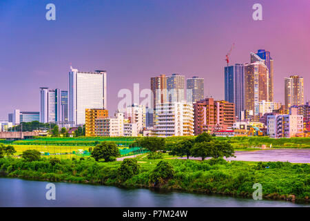 Kawasaki, Japon ville au crépuscule sur la rivière Tamagawa. Banque D'Images